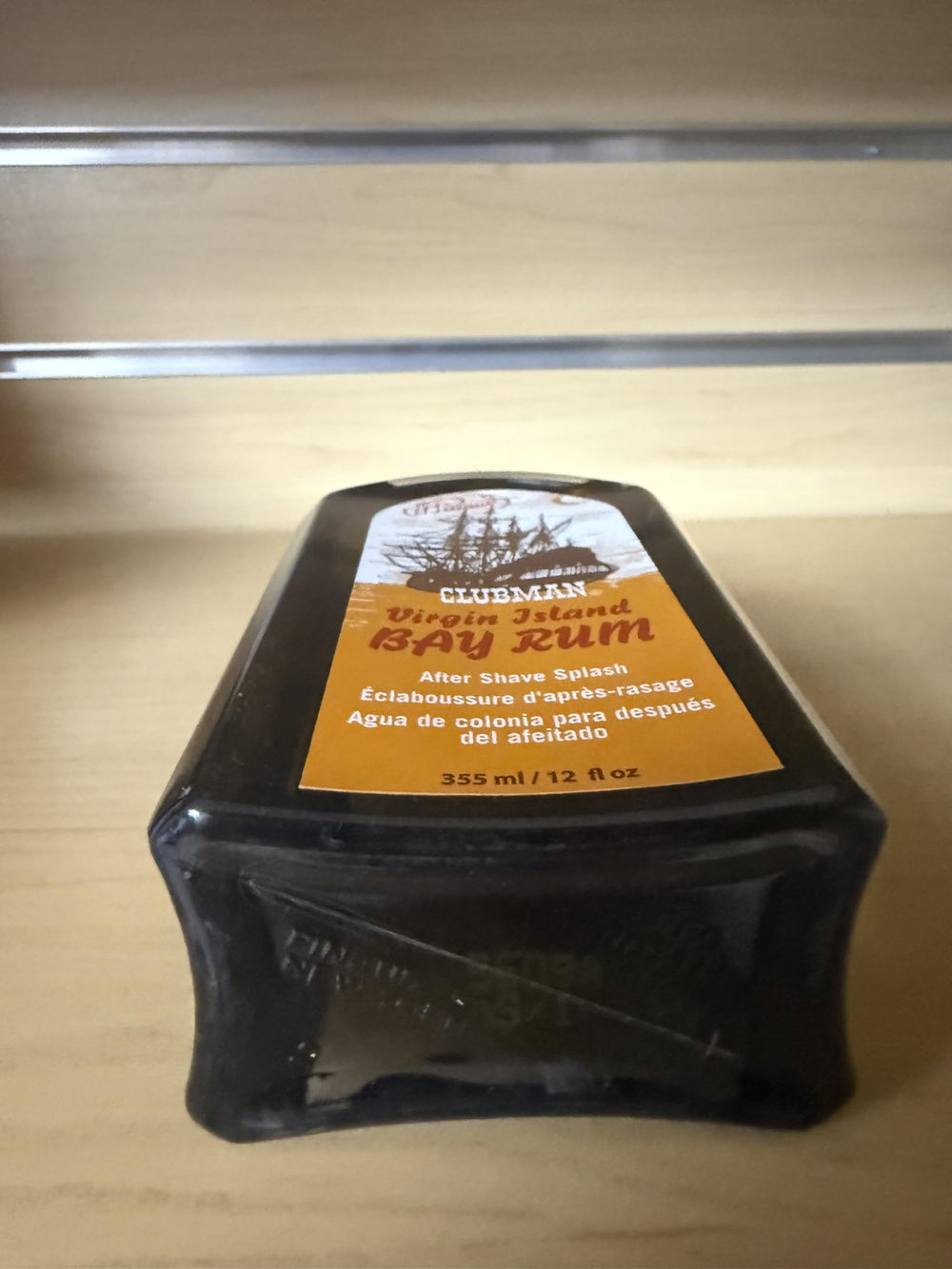 Clubman Pinaud Virgin Island Bay Rum, Estante de barbería con estilo clásico