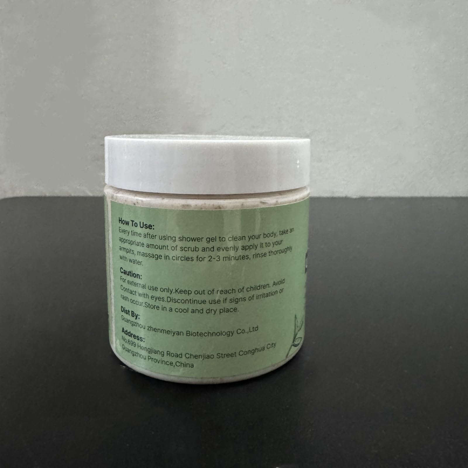 Clyecfra exfoliante corporal de menta, elimina acumulaciones y revela luminosidad.