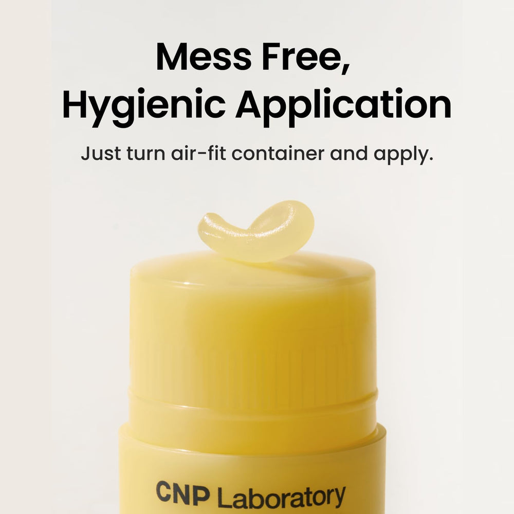 Aplicación nocturna del bálsamo labial CNP para labios nutridos