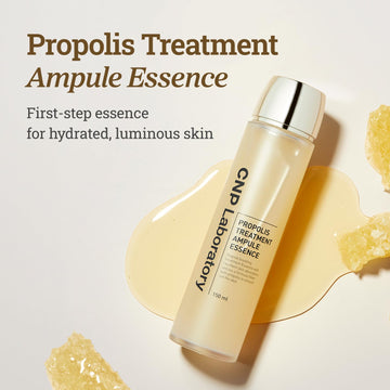 CNP Honey Glow Booster Toner aplicado suavemente para absorción rápida.