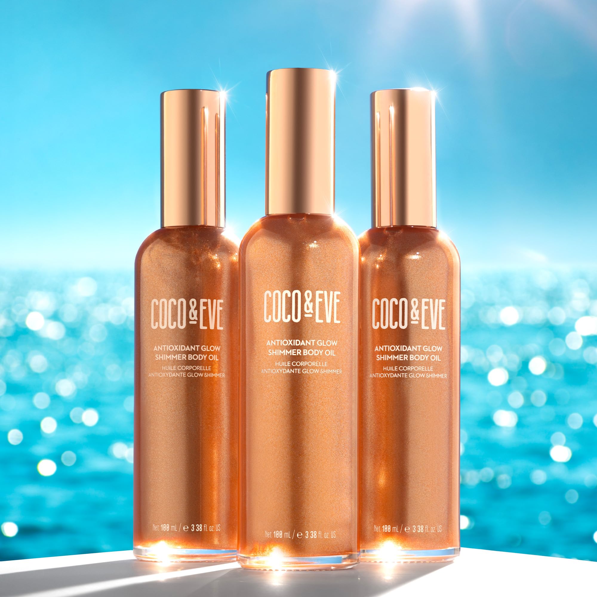 Iluminador corporal Coco & Eve Antioxidant Glow con brillo dorado suave.