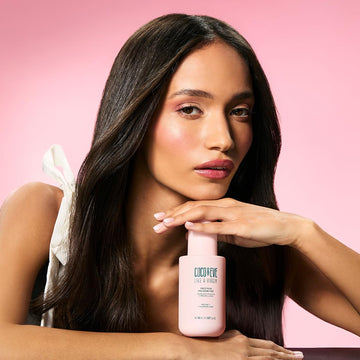 Coco & Eve Frizz Fix Pro Shine Mist: contiene ácido hialurónico y péptidos