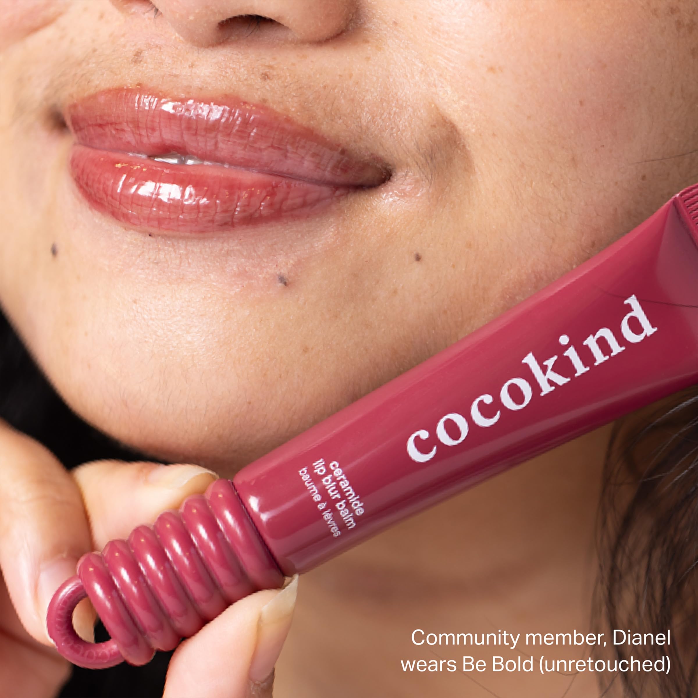 Cocokind Ceramide Lip Blur Balm para viaje, tamaño práctico.