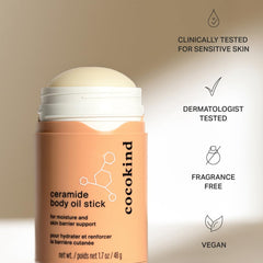 Cocokind Ceramide Body Oil Stick, aplicación en la mano para hidratación rápida.