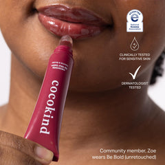 Cocokind Ceramide Lip Blur Burgundy: acabado glossy suave.