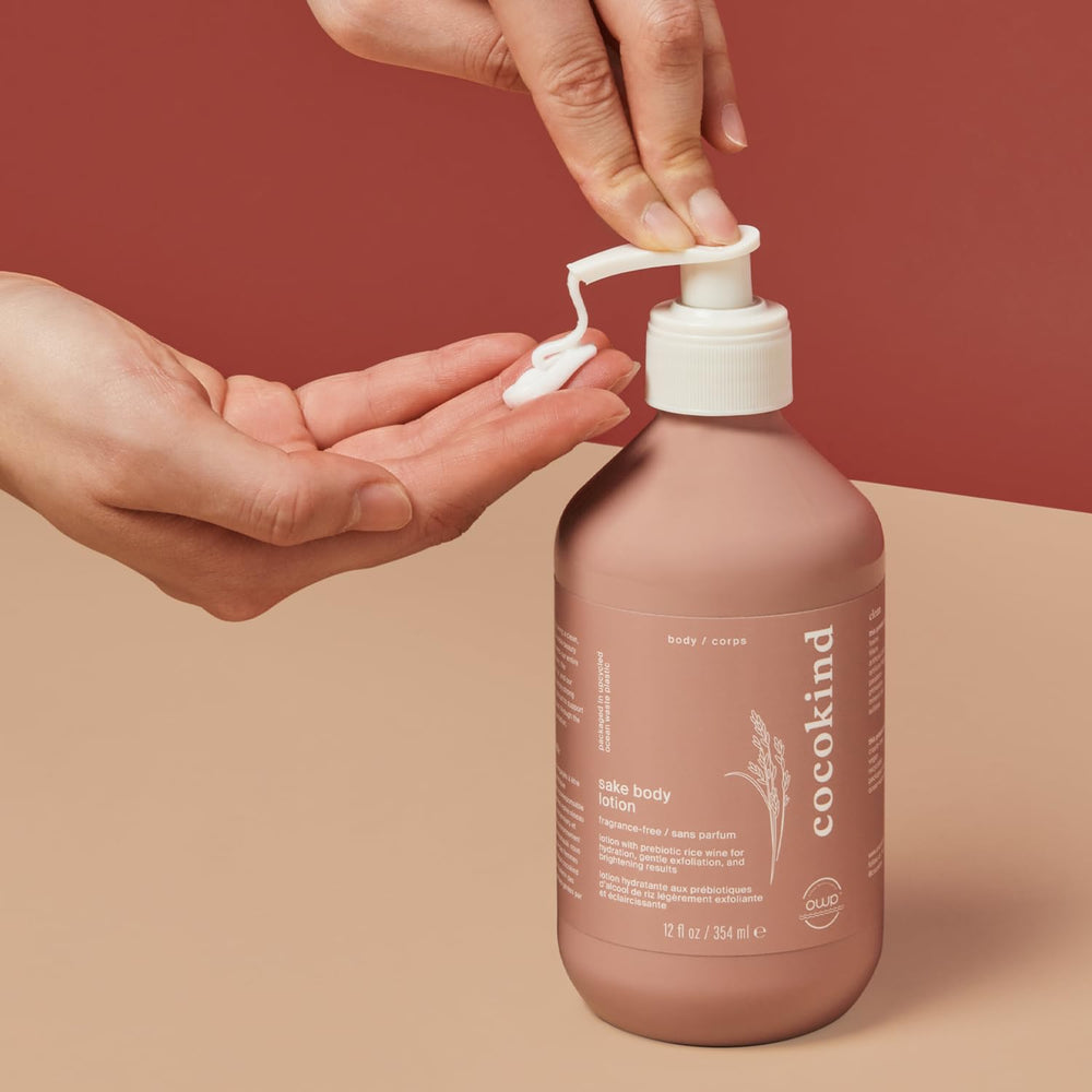 Cocokind Loción corporal de sake: textura cremosa para exfoliación suave