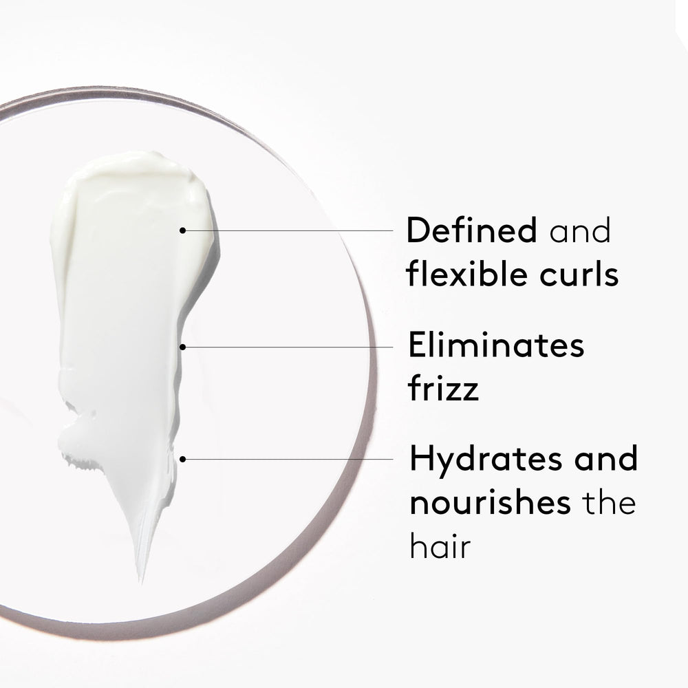 Aplicación manual con Curl Booster Gel facilita definir rizos en casa.