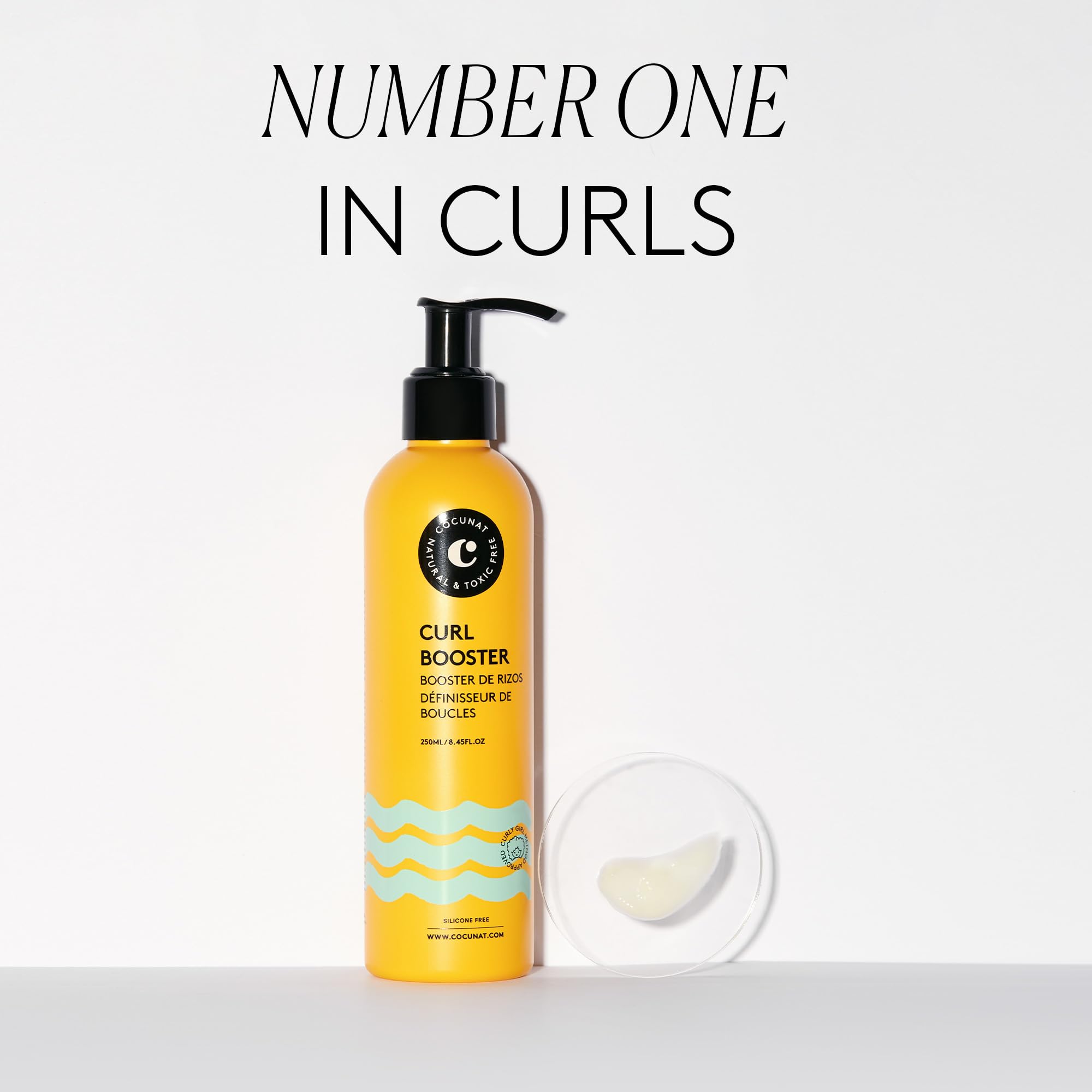 COCUNAT Curl Booster Gel hidrata profundamente el cabello y define rizos.
