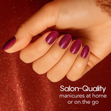 Color Street Cherry on Top: primer plano de purpurina roja para uñas.