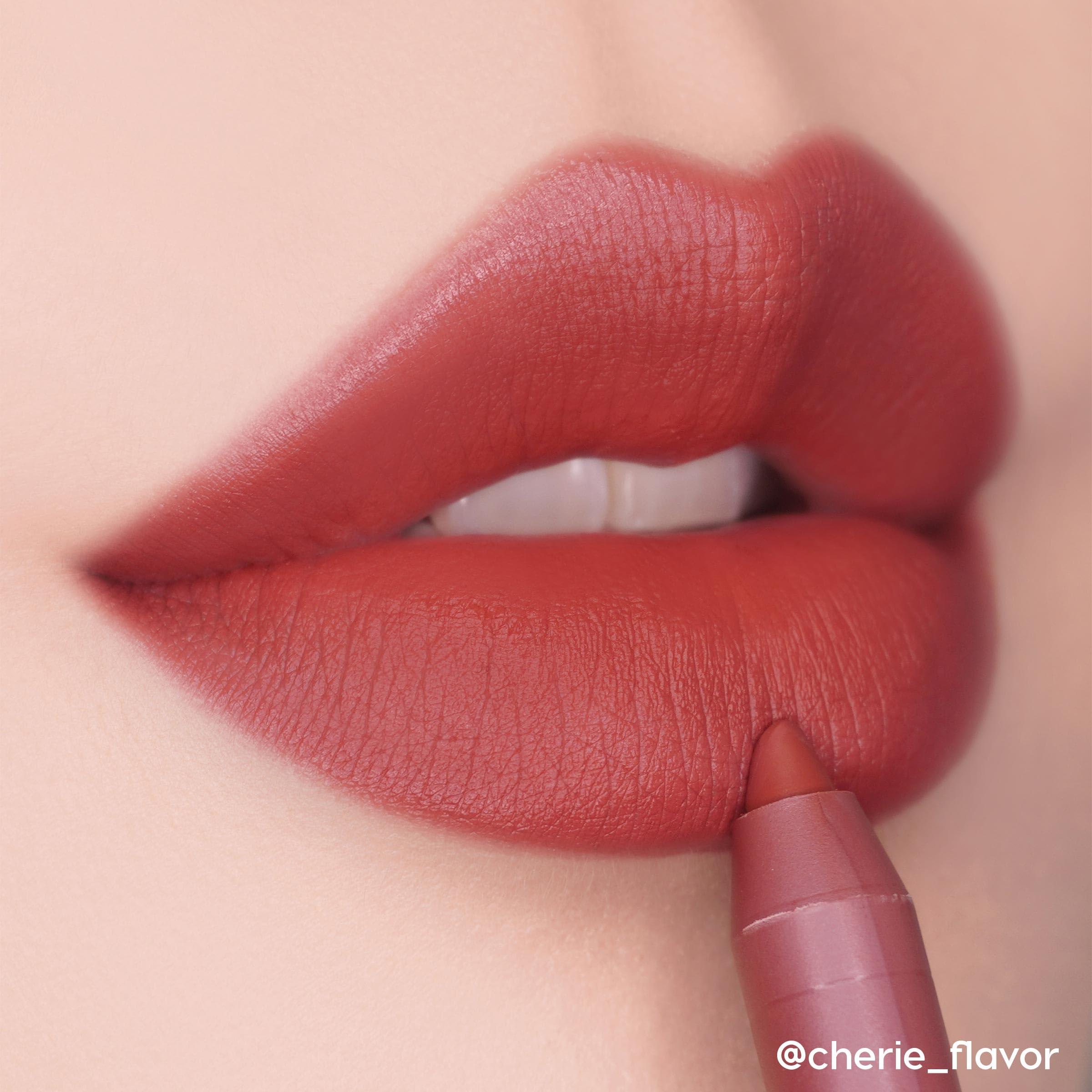 ColourPop Lippie Lápiz Labial ofrece definición de la zona de los labios con precisión.