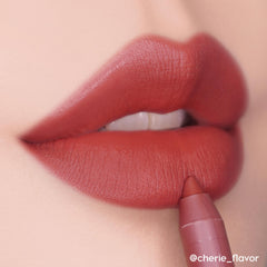 ColourPop Lippie Lápiz Labial ofrece definición de la zona de los labios con precisión.