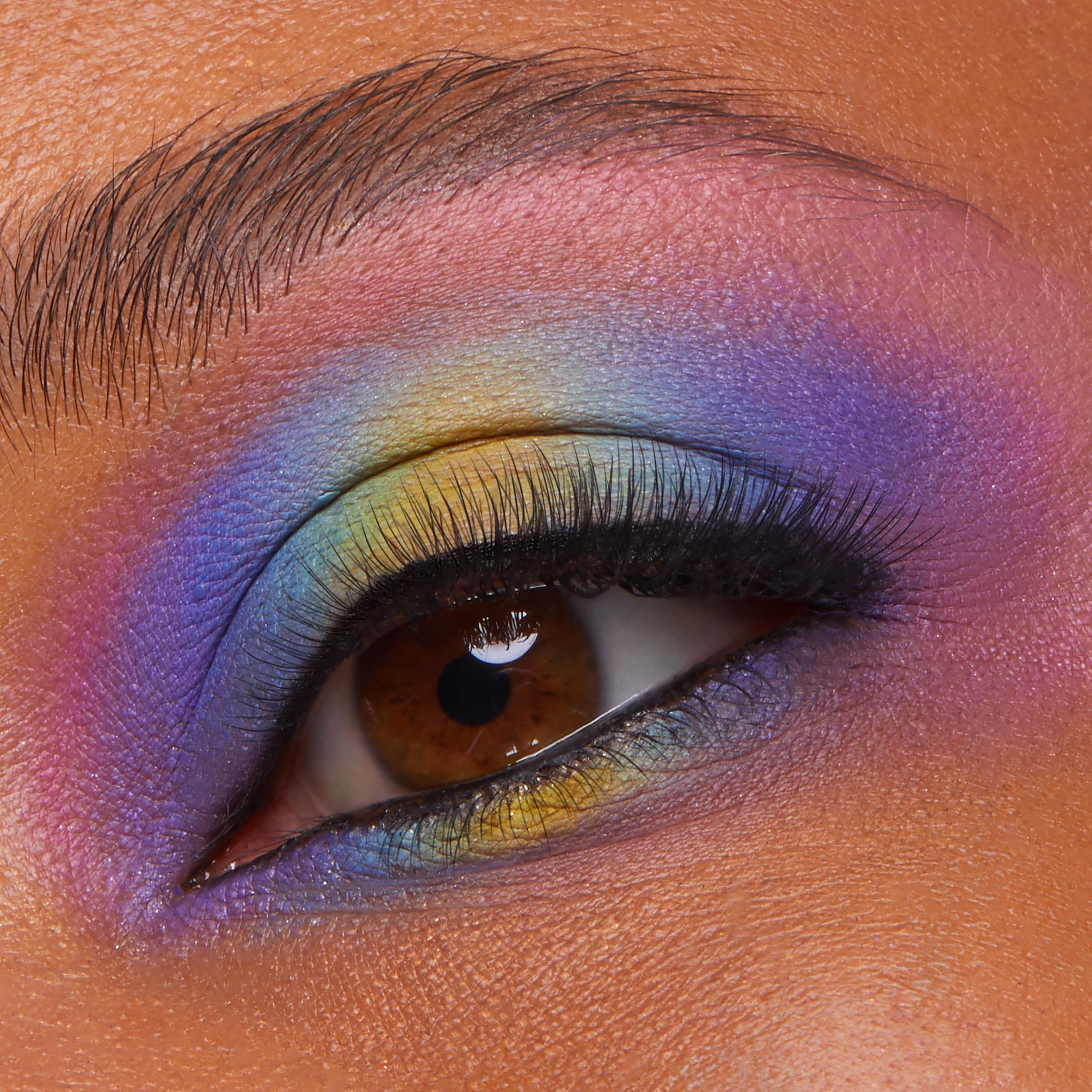 Palette ColourPop x Pokémon Pallet Town: fini matte et sparkle pour profondeur.