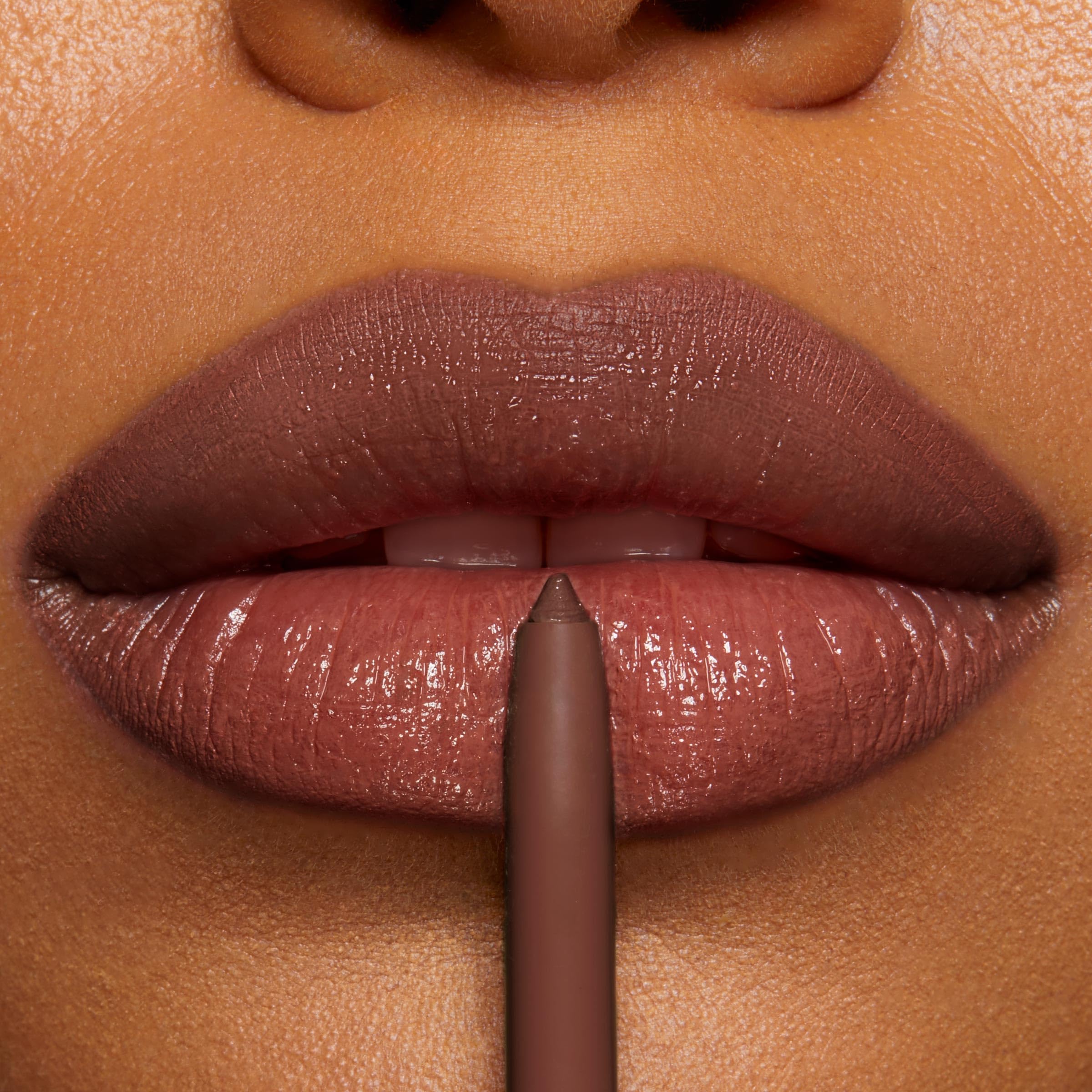 ColourPop So Juicy Liner con ceramidas y péptidos para suavidad e hidratación.