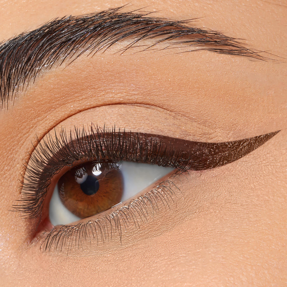 Delineado nítido con ColourPop BFF desde pestañas hasta ala de ojo.