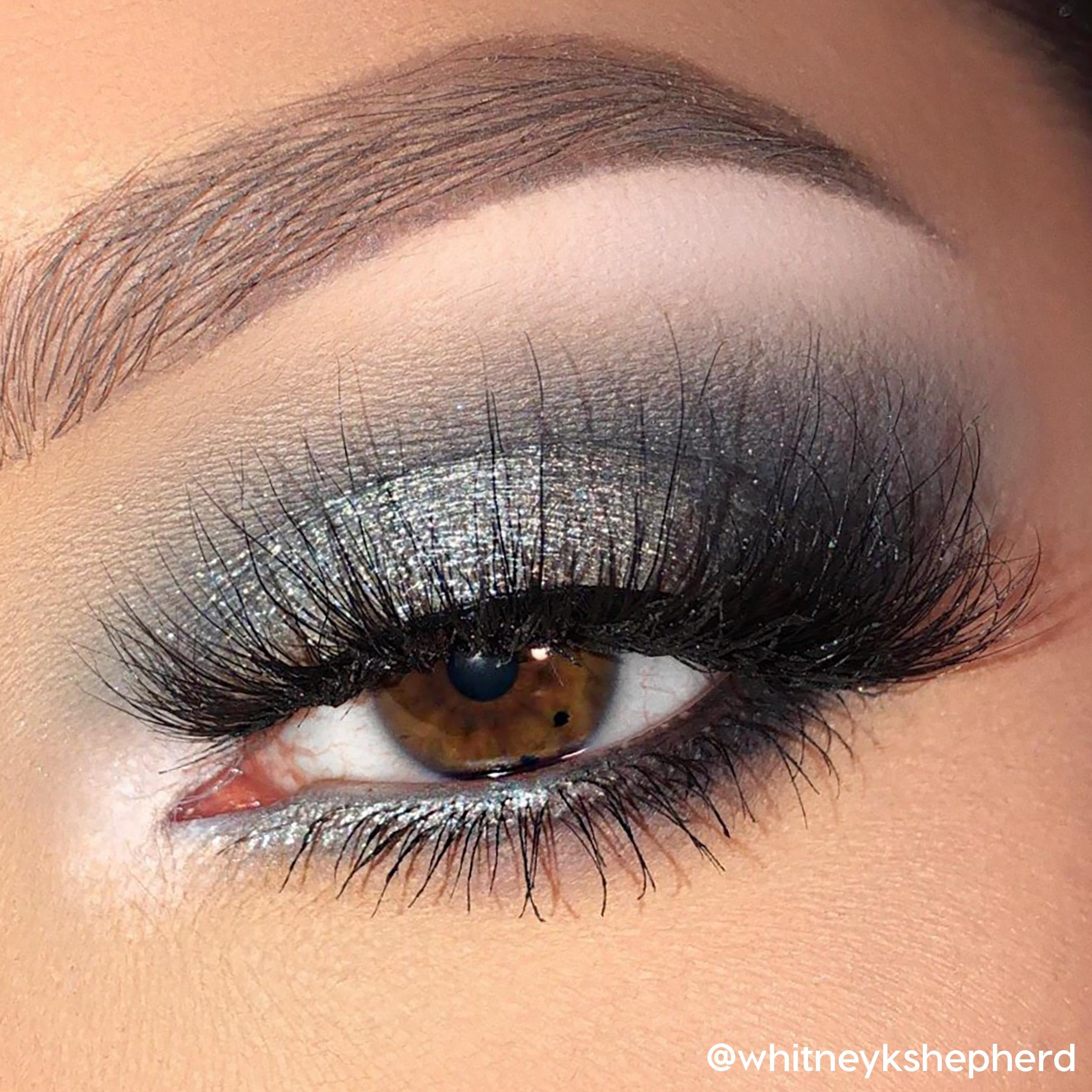 ColourPop Blowin' Smoke, delineado preciso con pincel angular.
