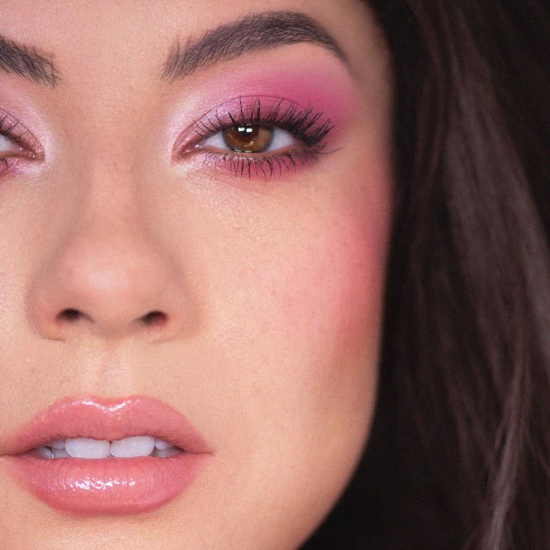 ColourPop Cloud Spun, look de ojos suave y difuminado con aplicación precisa.