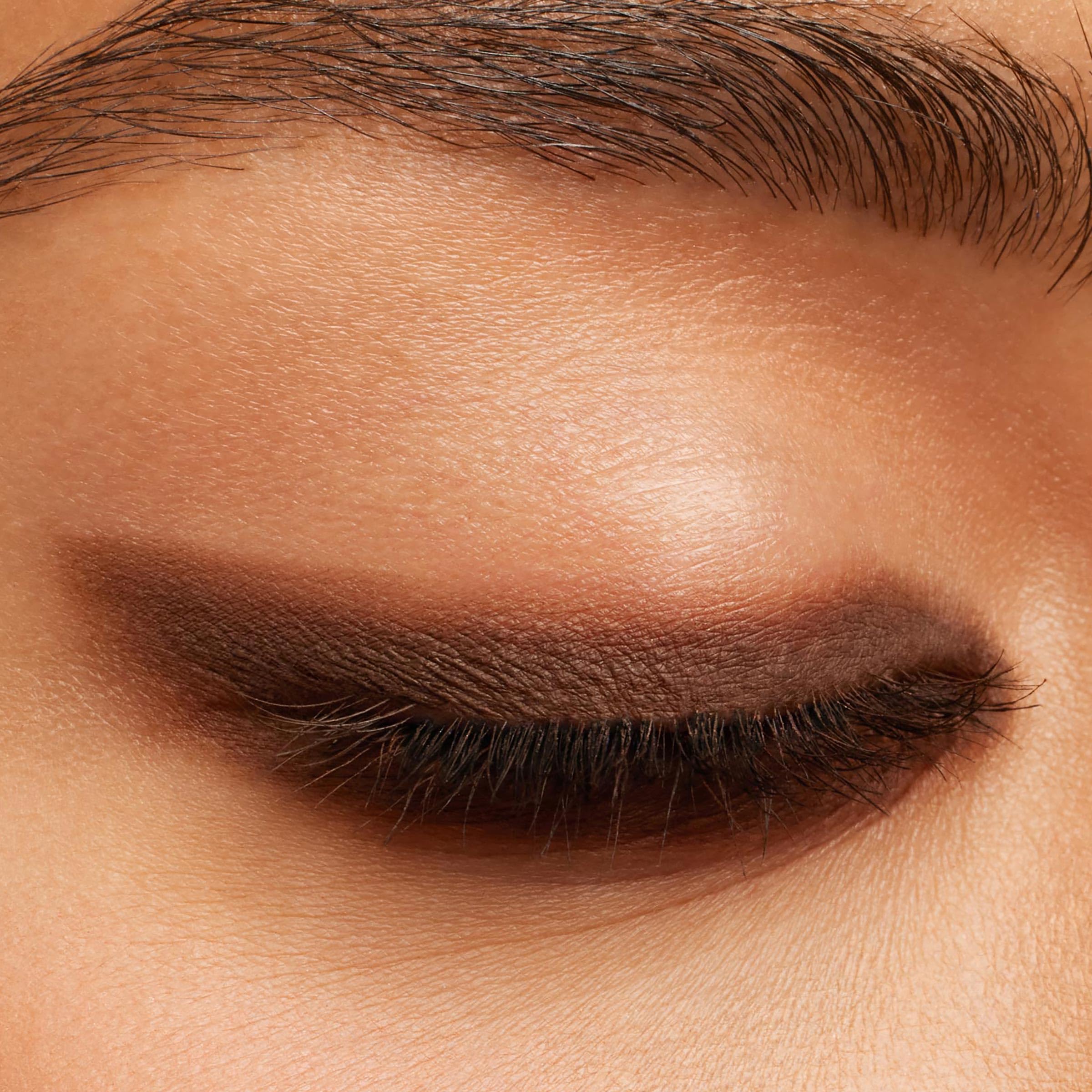 ColourPop Crème Gel Waterproof Delineador ofrece textura cremosa para aplicación cómoda.