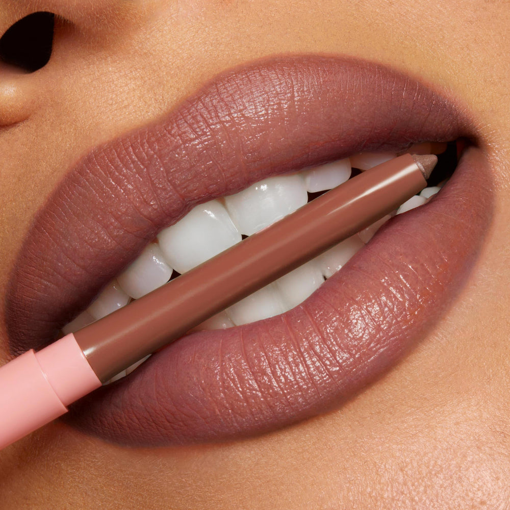 ColourPop So Juicy Jaguar delineador labial cosquilleo suave al aplicar.