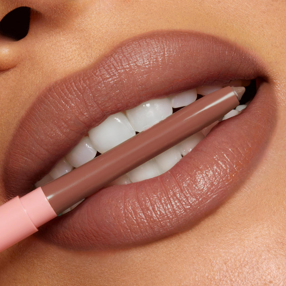 Uso natural para delinear y rellenar labios con precisión