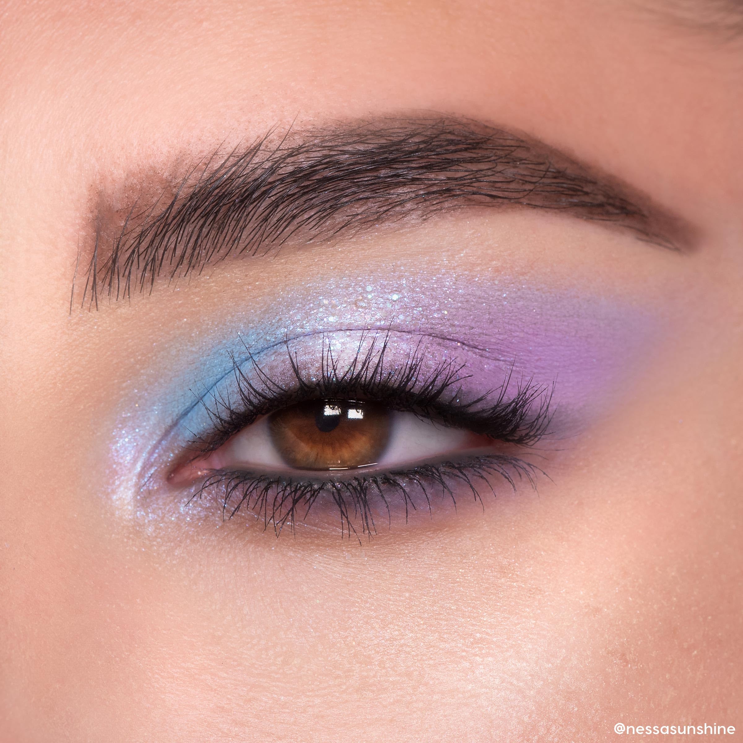 ColourPop En un trance: textura seda para aplicación suave y mezcla fácil.