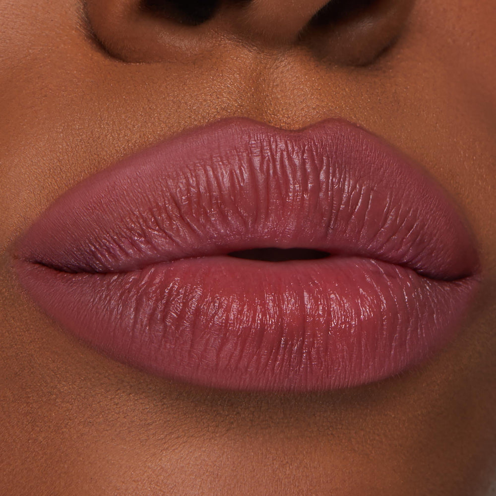 ColourPop Lápiz Lippie para labios: combinación ideal con Lippie Stix para look completo.
