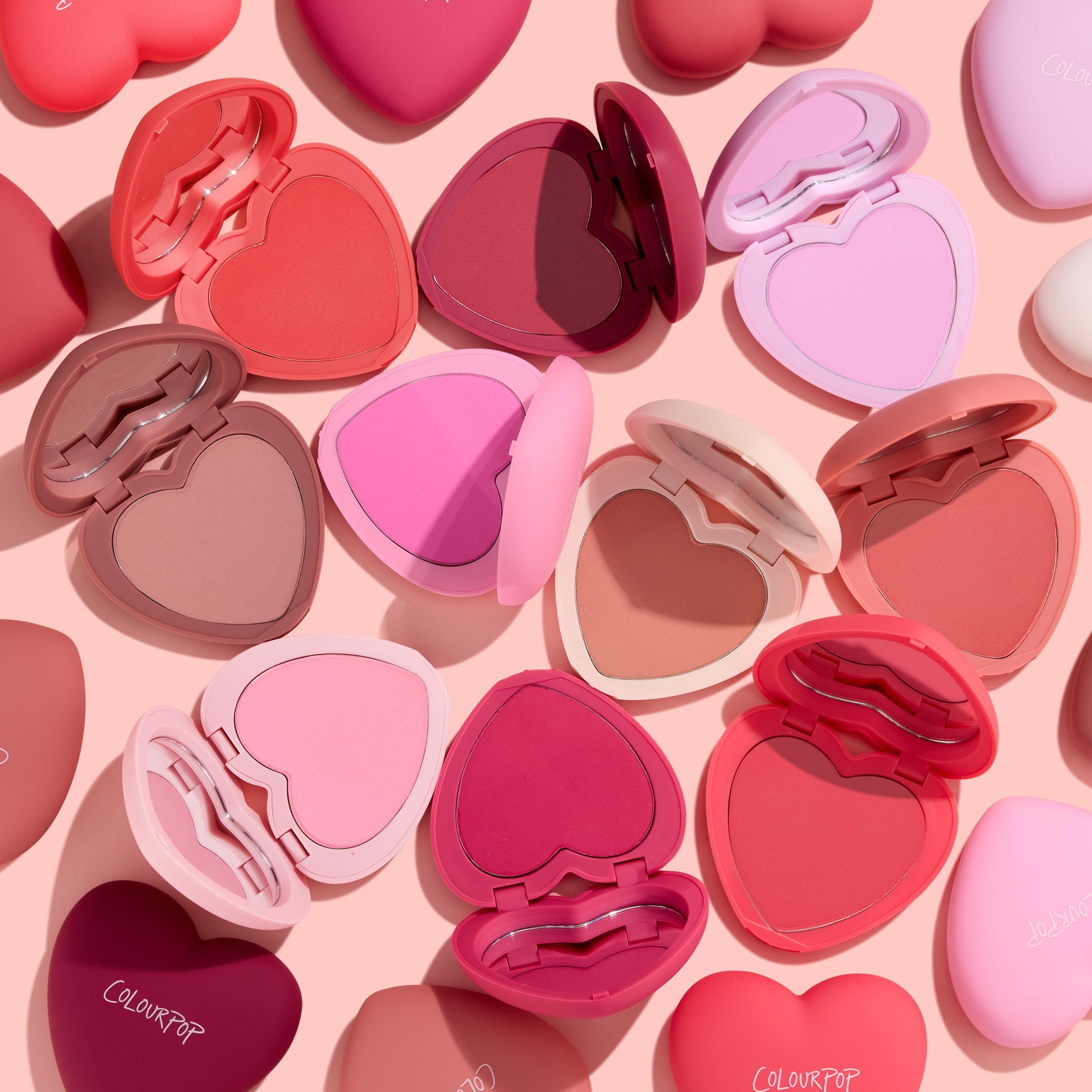 ColourPop Silky Powder Blush Sweetheart se combina con bronceador e iluminador para un look completo.