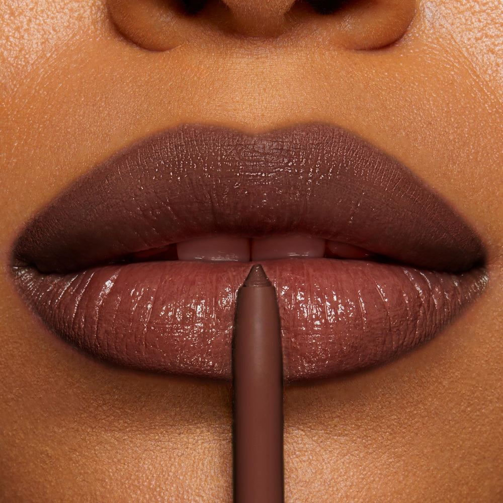 Deliniador labial ColourPop So Juicy con ingredientes suavizantes para definición duradera.