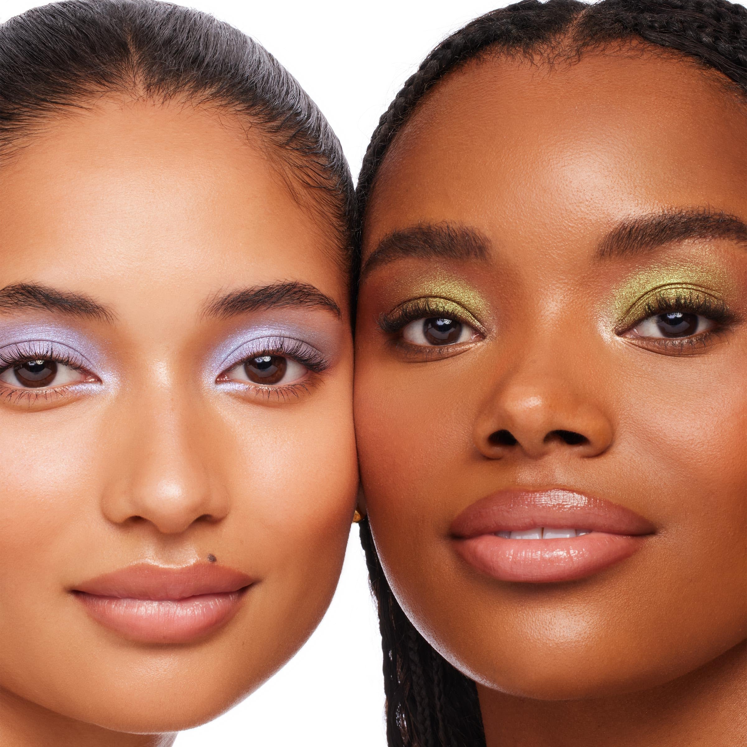 Sombra ColourPop Dream Much aplicada con dedos para máxima cobertura