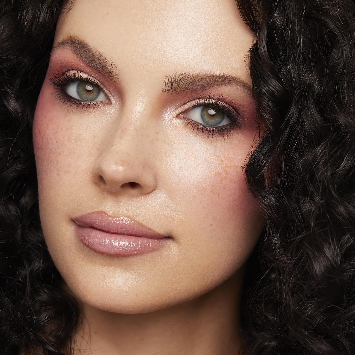 ColourPop acabado mate en sombras para look suave y definido.