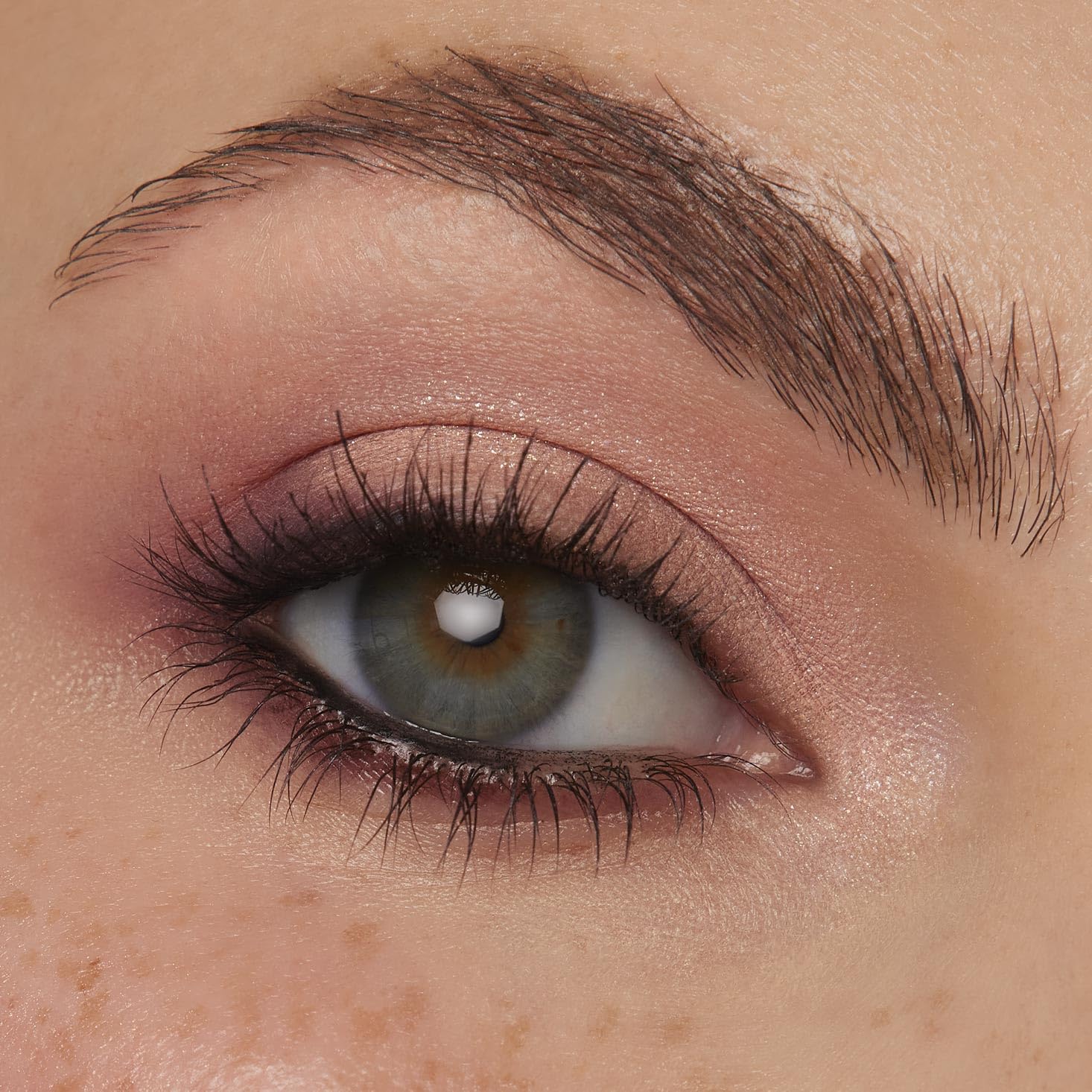 ColourPop acabado metalizado en sombras para destellos intensos.