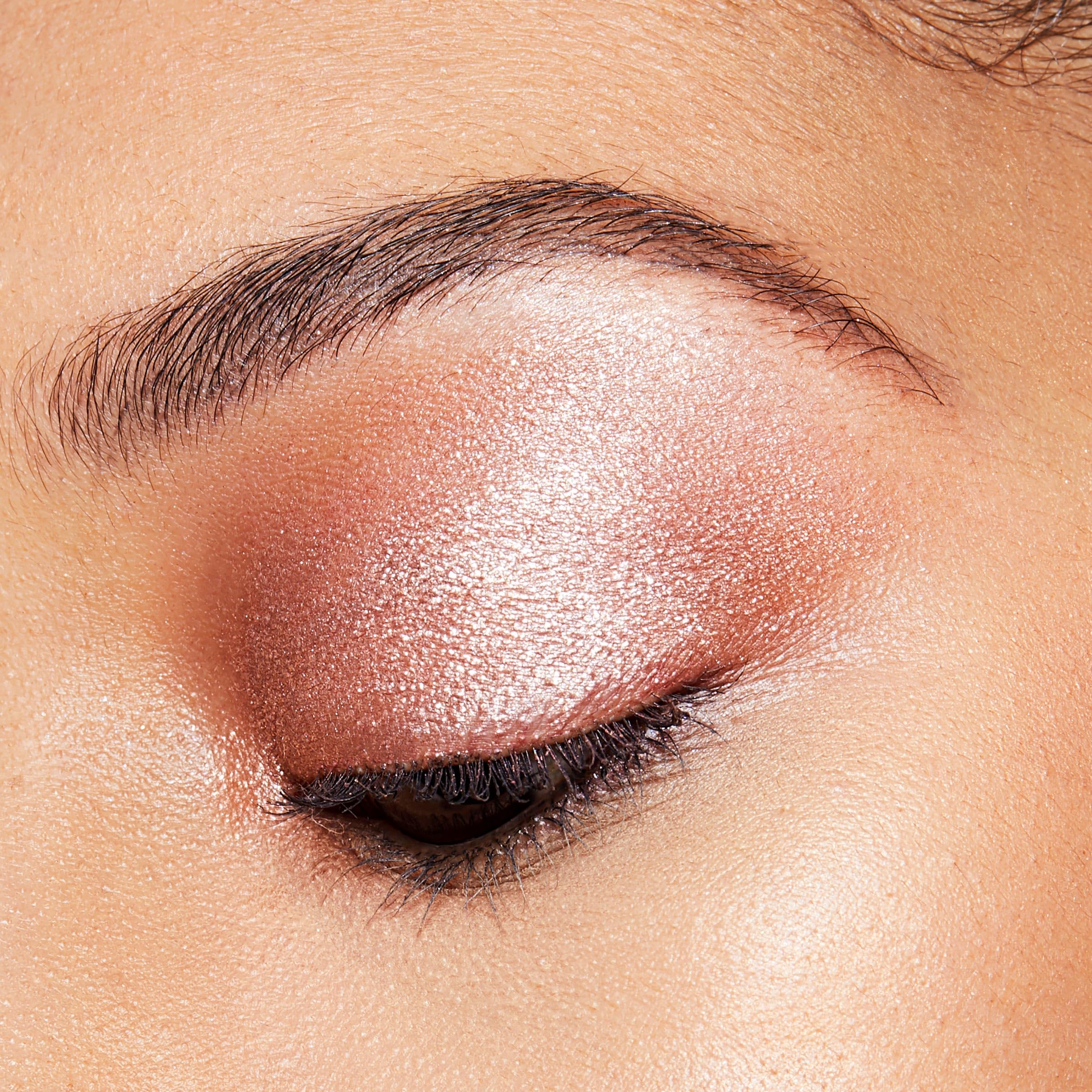 ColourPop Amaze, aplicación con dedo para cobertura rápida y brillo.