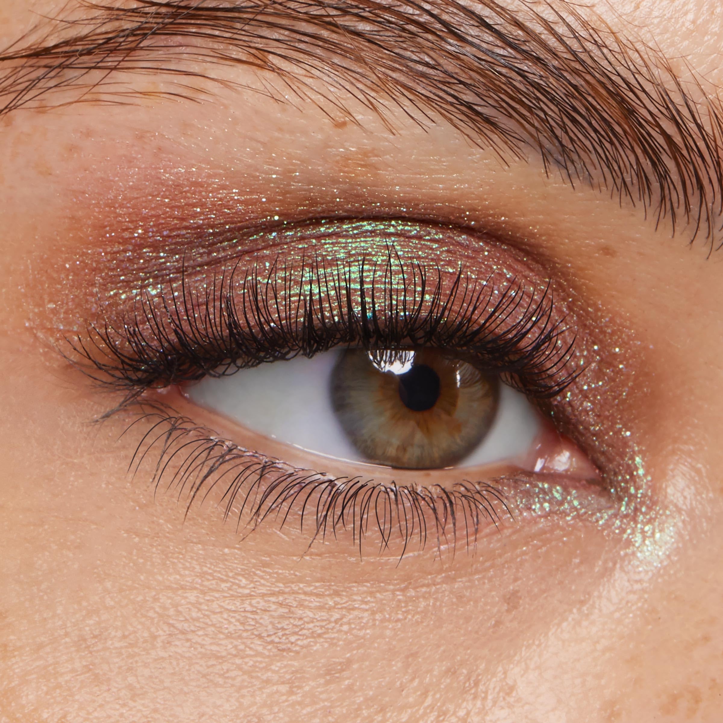 ColourPop Super Shock Shadow aplicación rápida con dedo para cobertura intensa.