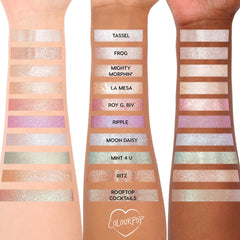 ColourPop Super Shock Shadow uso con pincel fino para delinear párpados.