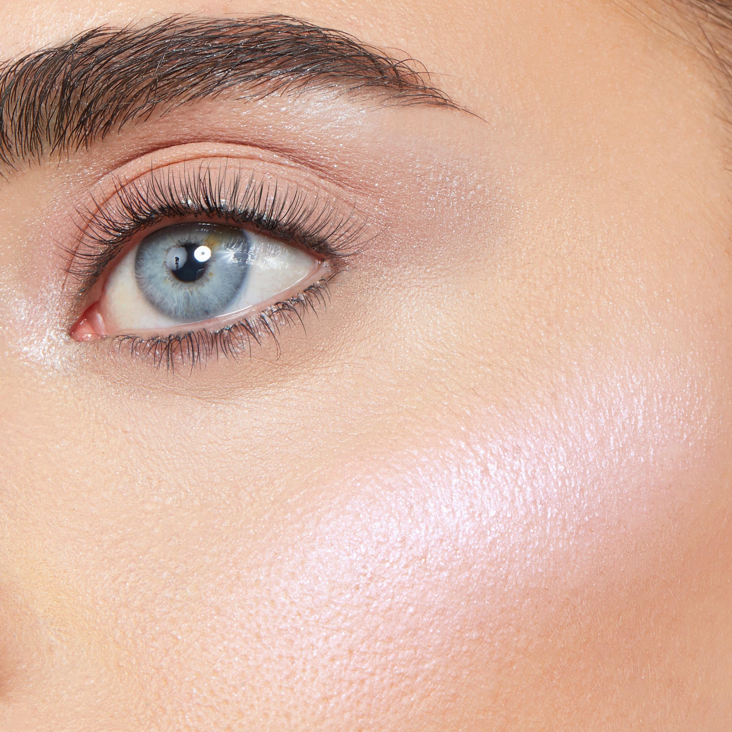 ColourPop Twilight aplicación pincel sintético iluminador para acabado más suave.