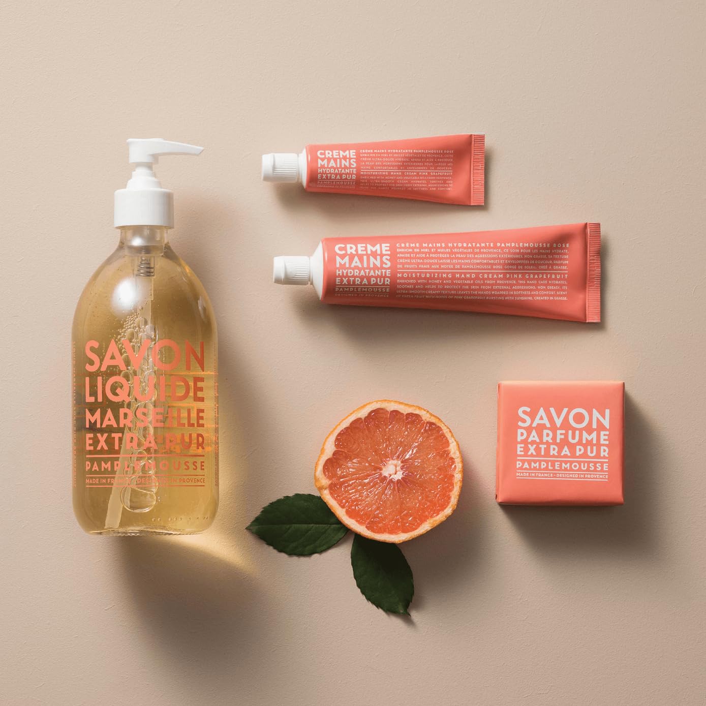 Etiqueta frontal resalta aroma cítrico de pomelo rosa para baño moderno.