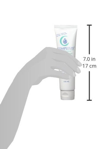 Aplicación suave bajo maquillaje con Complex 15, acabado mate duradero.