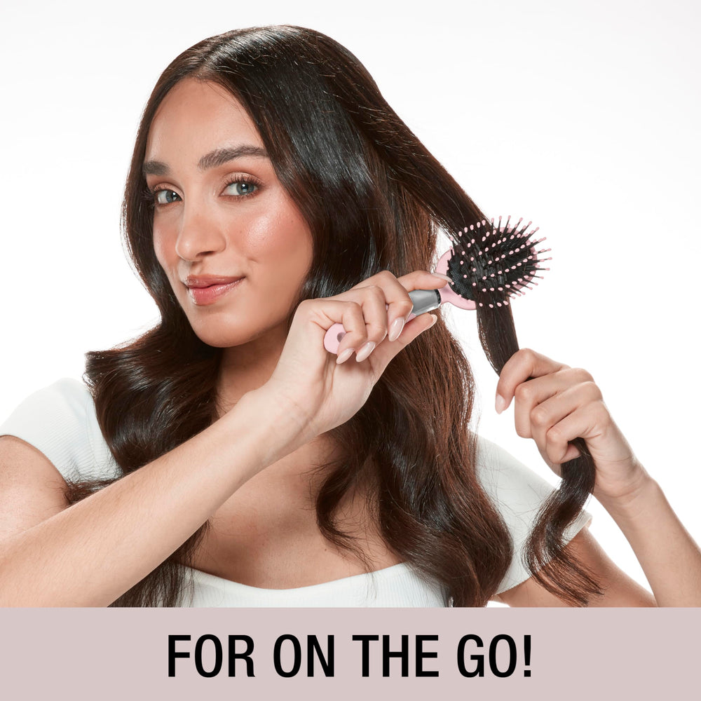 Conair Velvet Touch cepillo para cuidado diario del cabello y retoques rápidos.