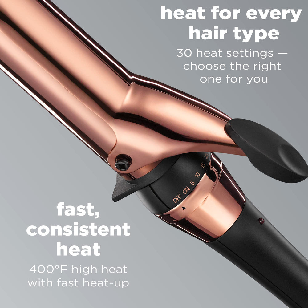 Rizador Conair Infinitipro Rose Gold Titanium con mango ergonómico y cable giratorio profesional.