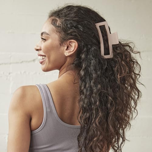 Detalle brillante de la pinza garra Scúnci, acabado satinado rosa.