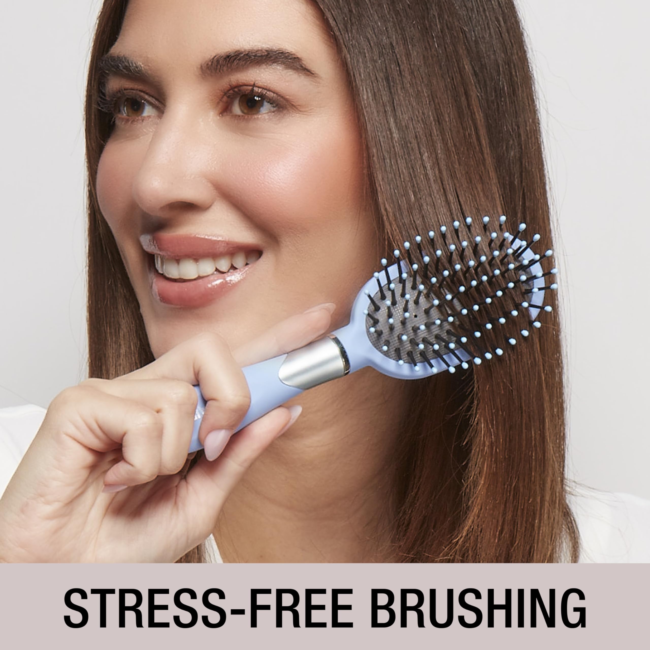 Conair Velvet Touch cepillo oval azul cielo facilita el peinado diario.