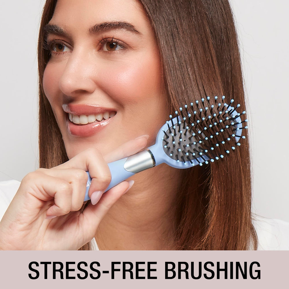 Conair Velvet Touch cepillo oval azul cielo facilita el peinado diario.