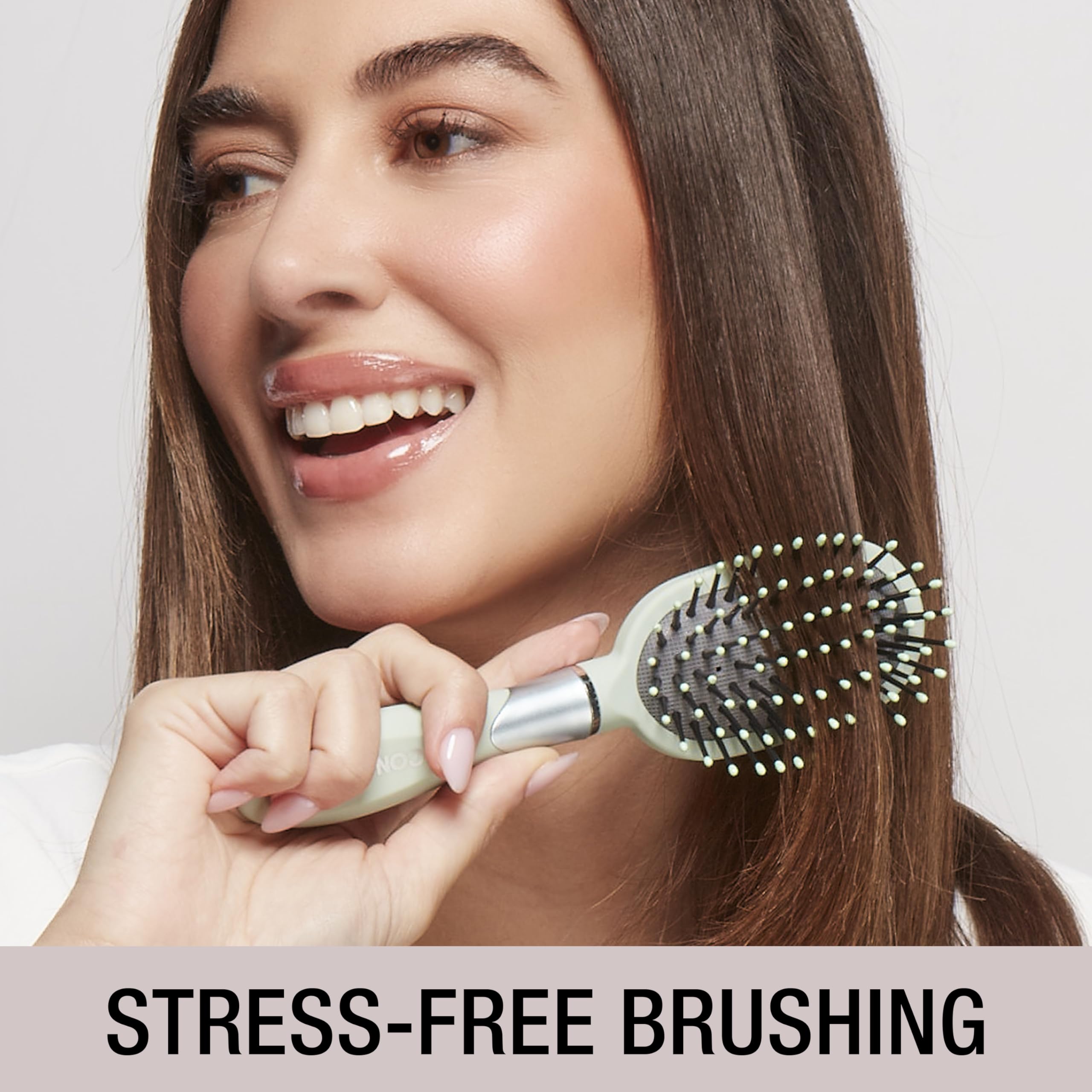 Uso versátil del cepillo Velvet Touch para peinado diario y estilos.