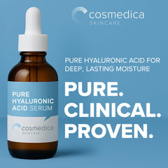 Cosmedica Skincare suero hialurónico, aplicación en manos para rostro suave.