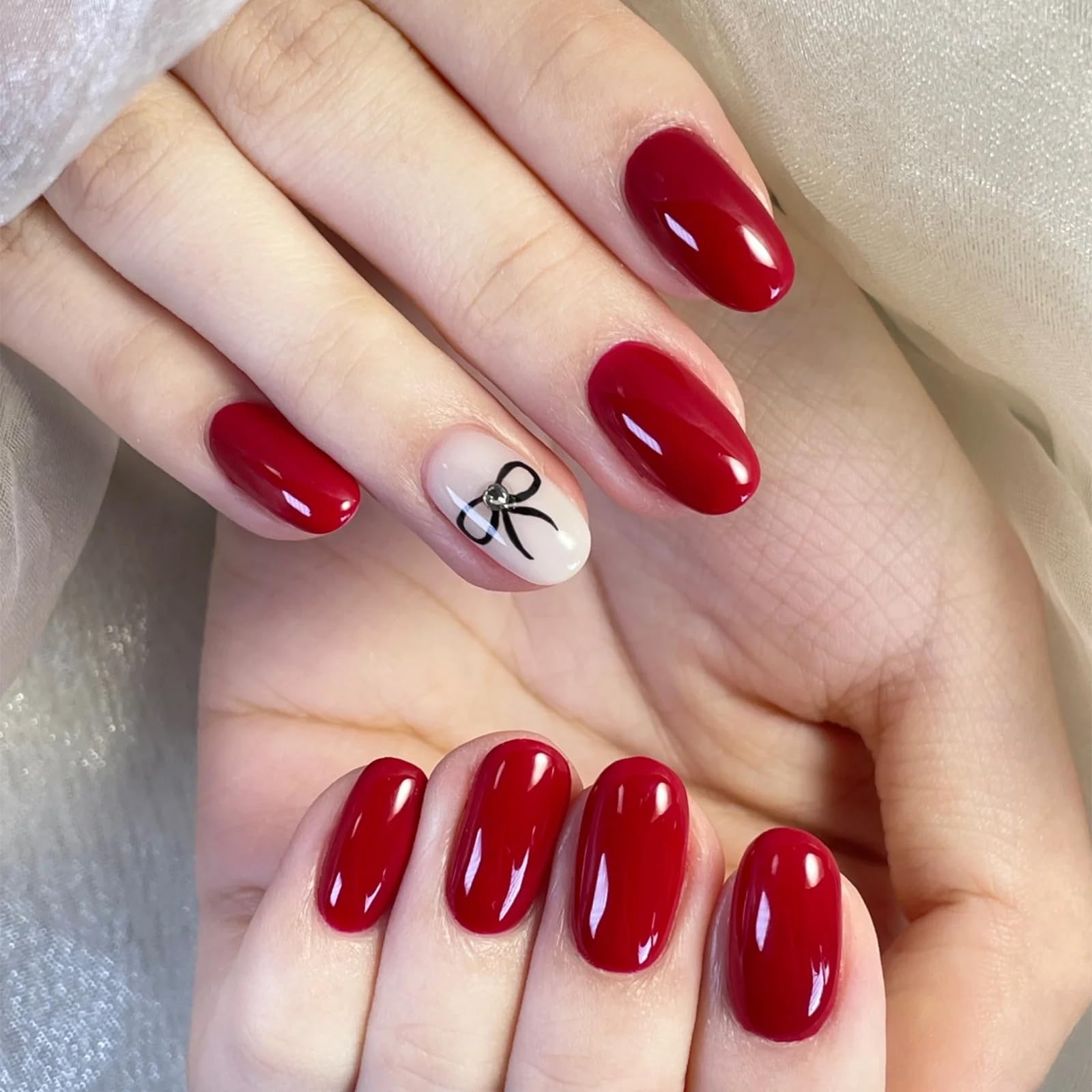 COSMOO Esmalte rojo, aplicación con pincel suave para acabado uniforme.