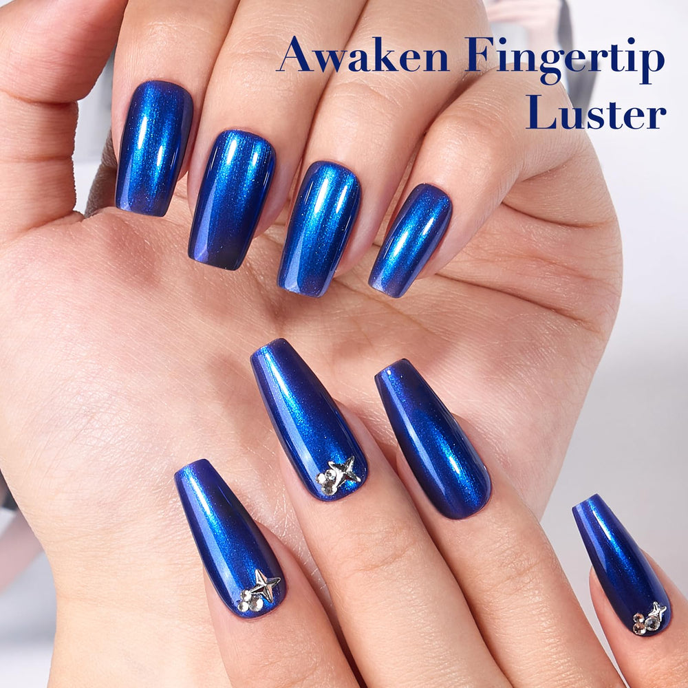 COSMOO Esmalte Royal Azul: detalle de brillo ultracromo que resalta las uñas.