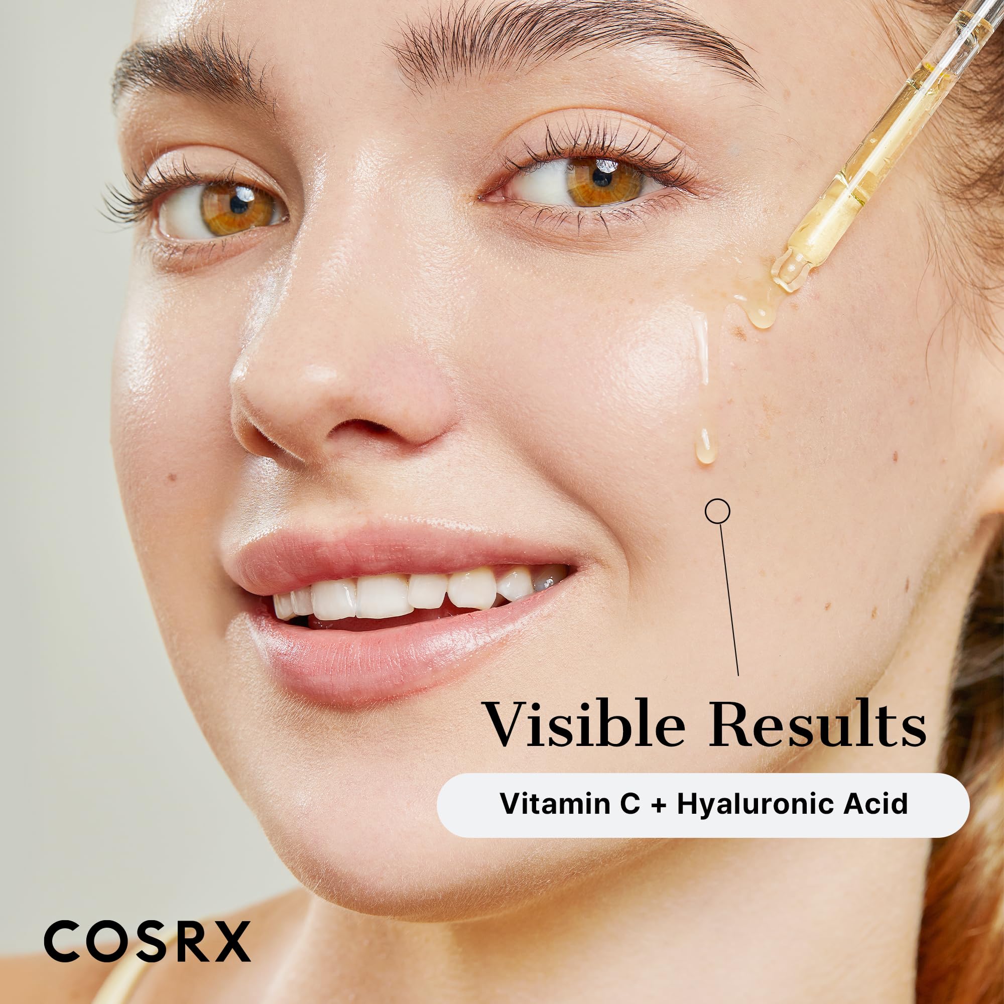 Aplicación de gotas de COSRX Pure Vitamin C Serum, uso diario con tono uniforme