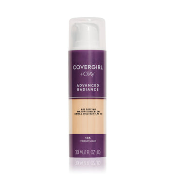 CoverGirl base radiancia en frasco, ofrece cobertura suave y uniforme.