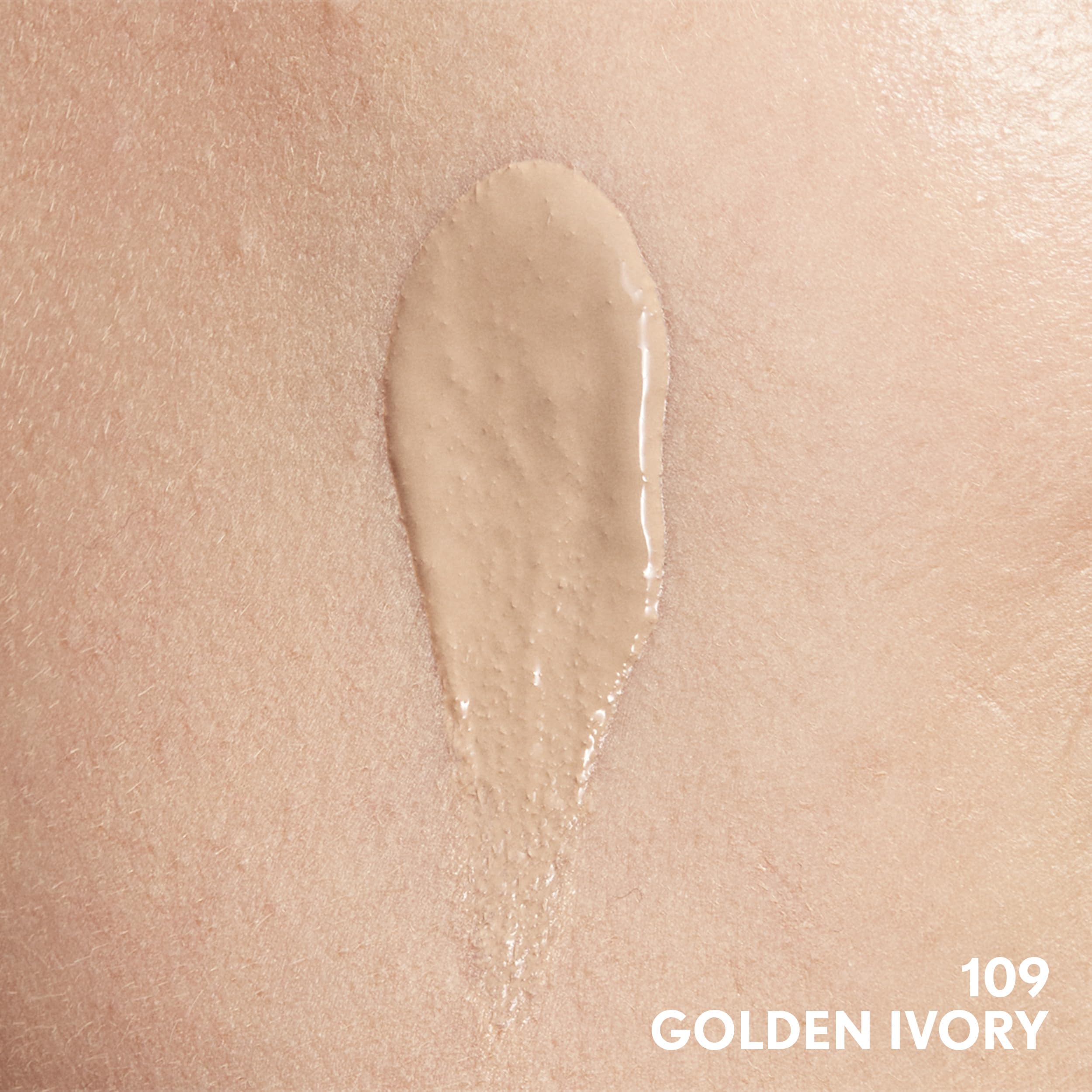 COVERGIRL base de maquillaje textura suave en primer plano para acabado natural