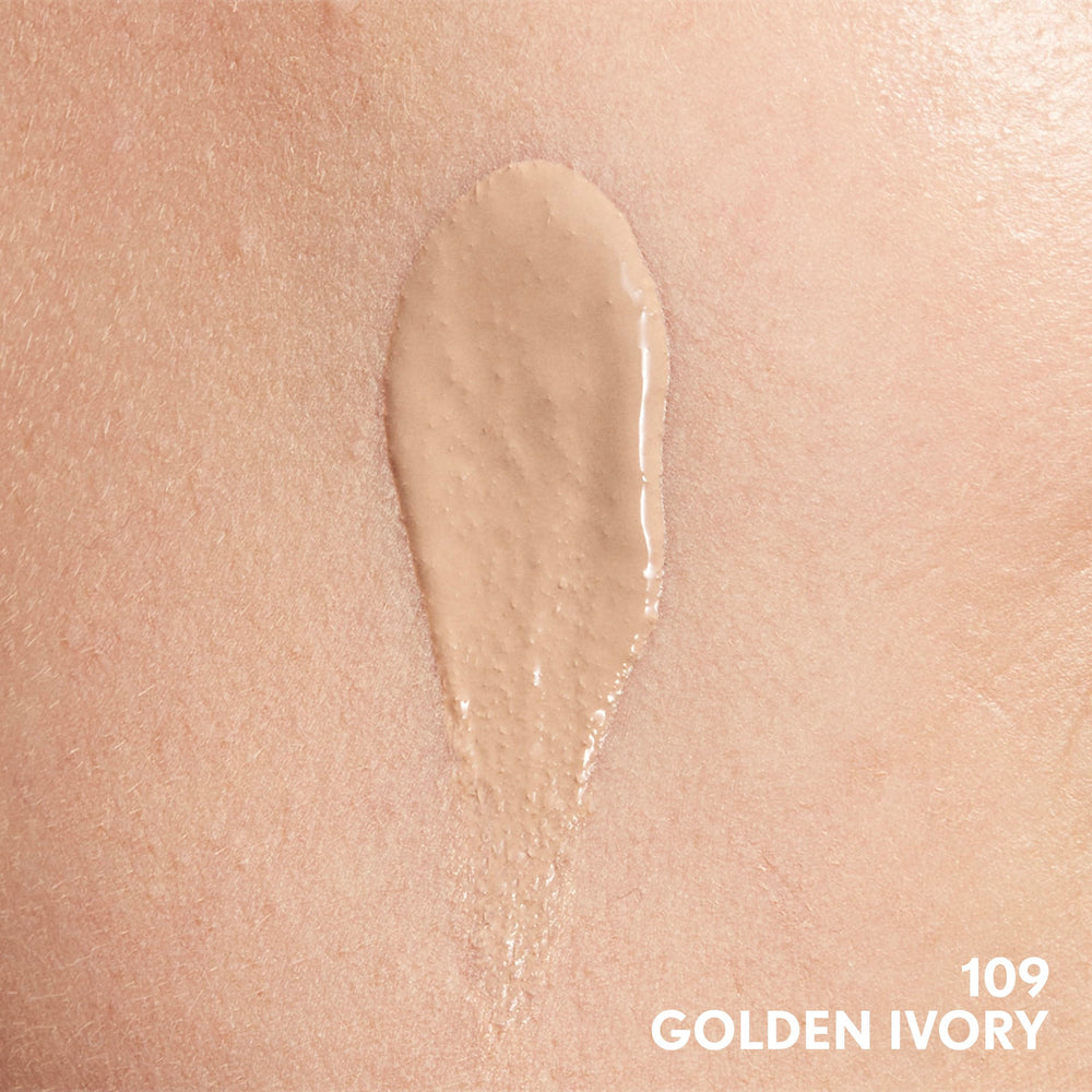 COVERGIRL base de maquillaje textura suave en primer plano para acabado natural