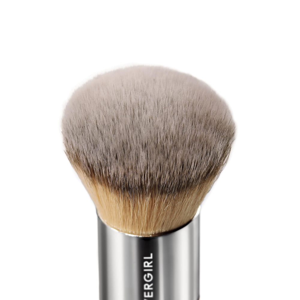 Brocha CoverGirl para aplicación uniforme sin rayas en bases cremosas.
